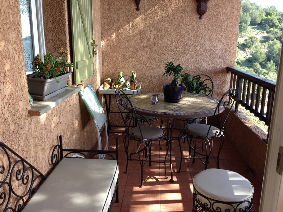 Grand balcon où vous pourrez prendre vos repas