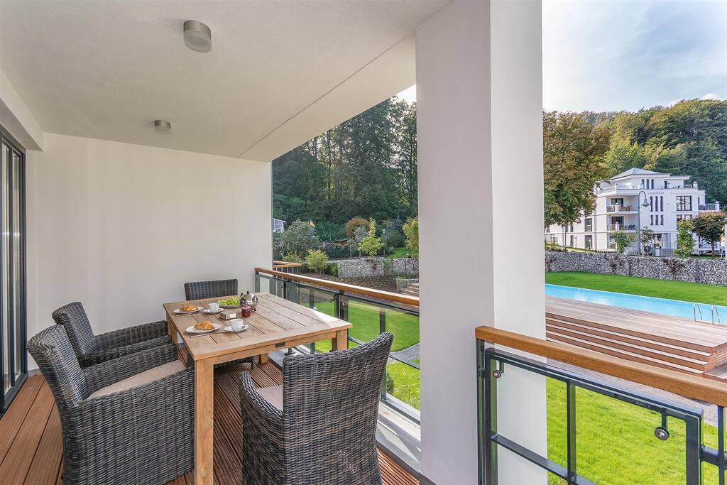Balkon aus dem Wohnbereich mit Blick zum Pool