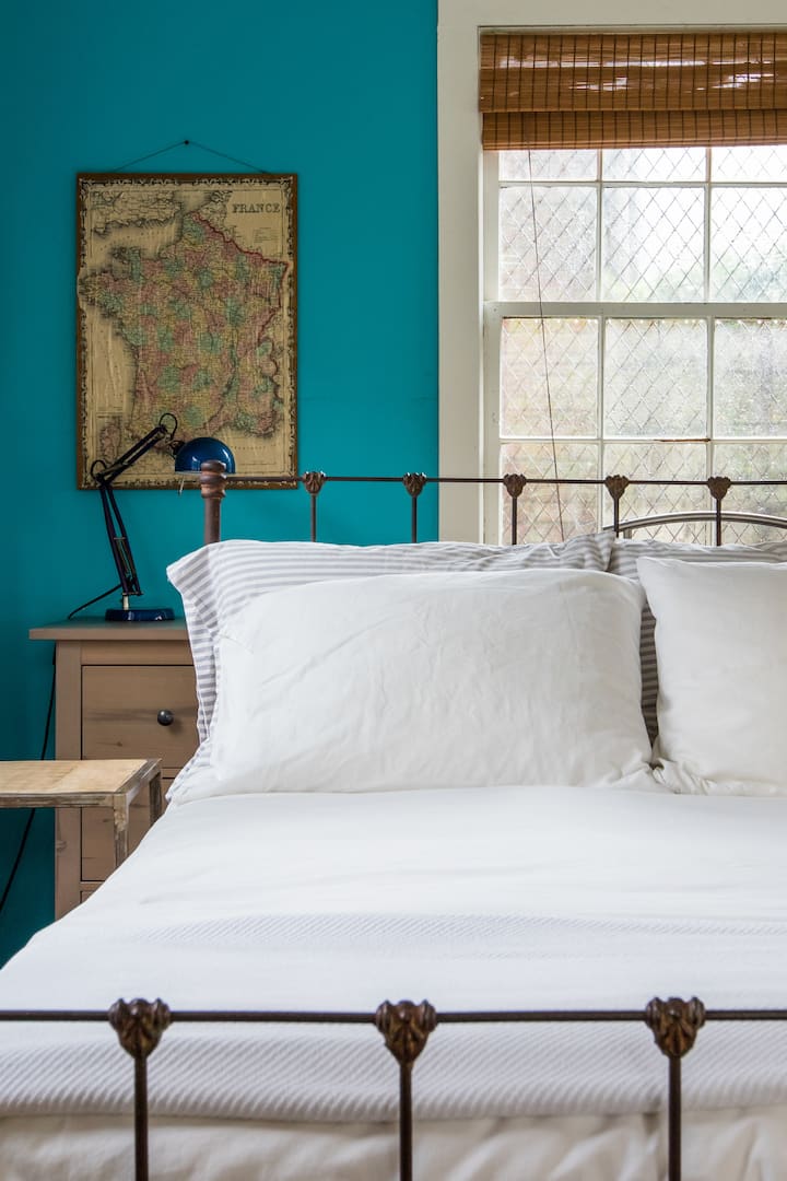 Cabin Apartment in 1914 Carriage House Revision Guesthouses for Rent