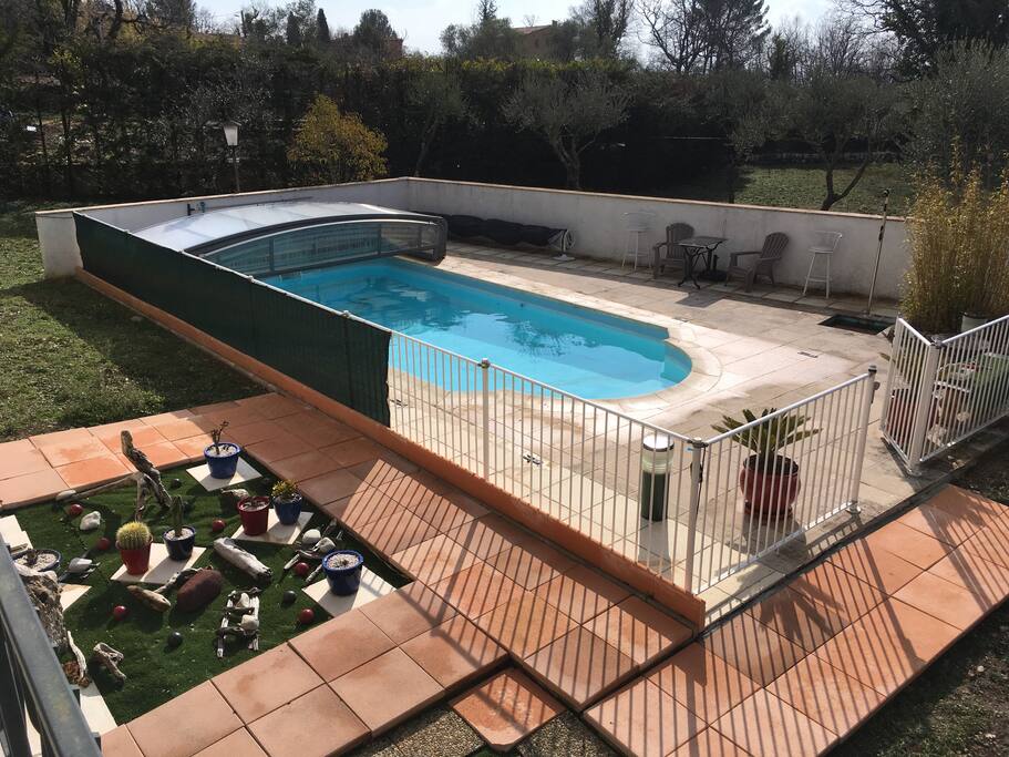 Piscine sous terrasse plein sud