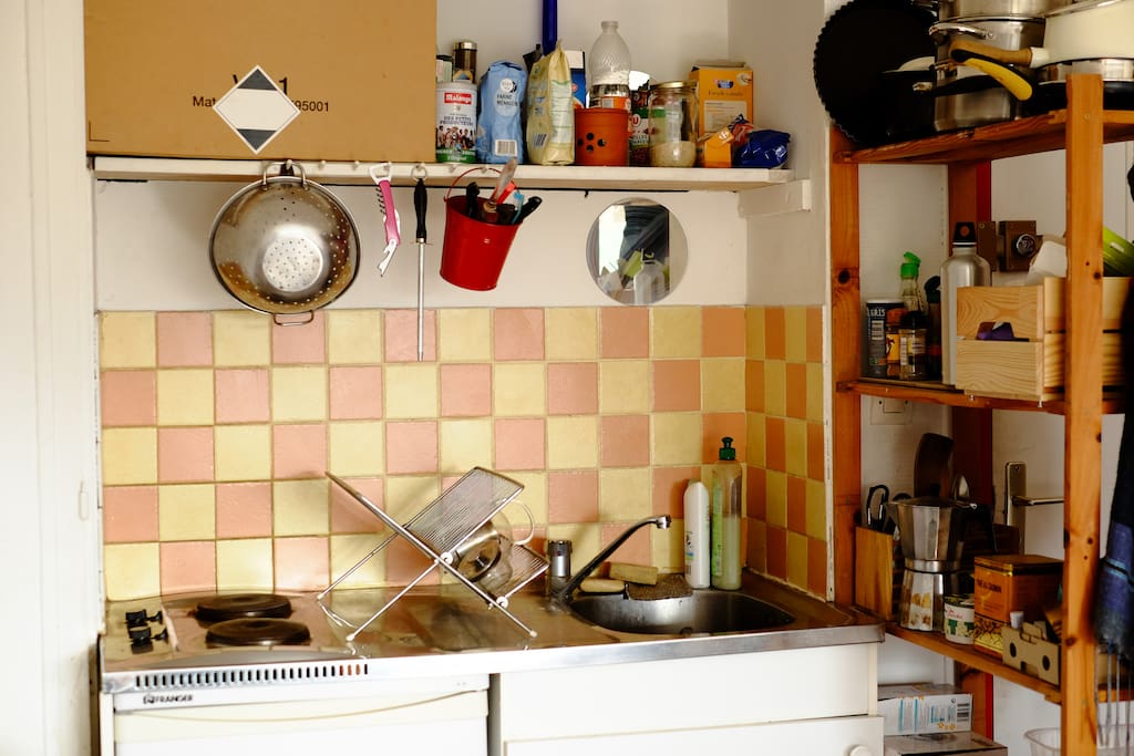 Kitchenette, ustensiles de cuisson, four électrique à chaleur tournante, étagère de rangement.