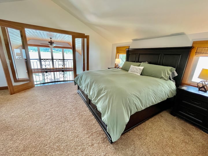 Dormitorio principal con cama tamaño king y vistas al lago. 