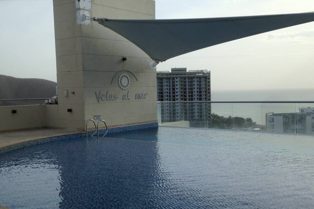 Hermosa piscina con vista al mar