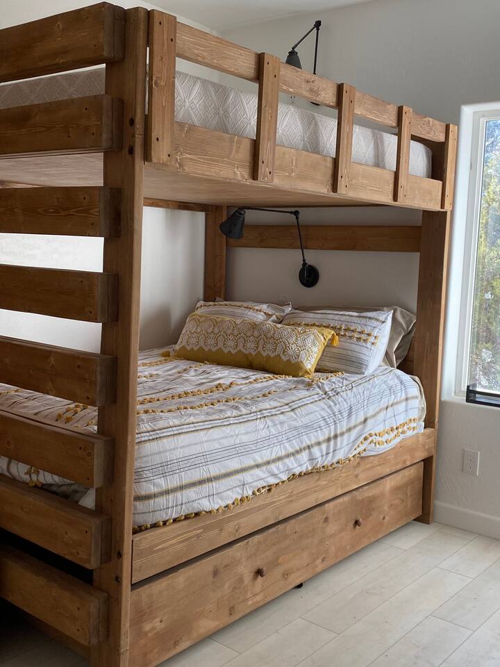 Queen Bunk Beds in 3rd Bedroom. All linens are available. 