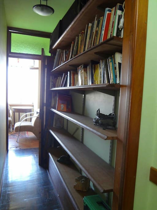 Corredor / Prateleira de Livros