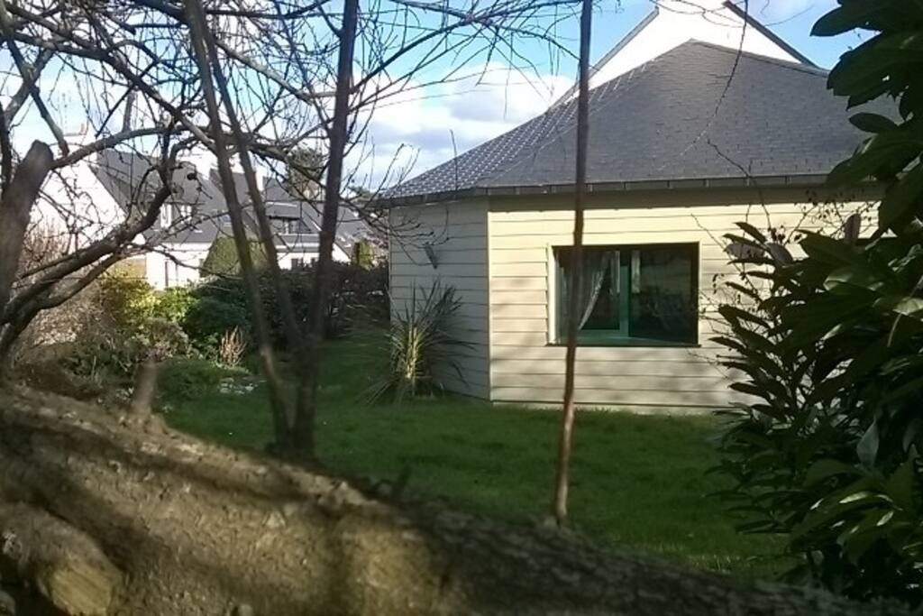 La façade coté pelouse.