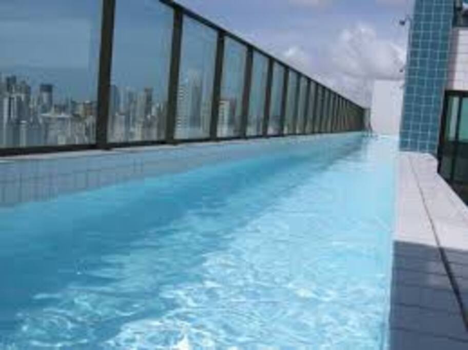 Piscina com acesso aos duas áreas de lazer