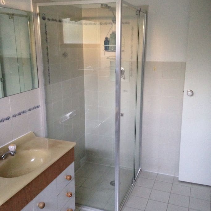Spotless, large bathroom
