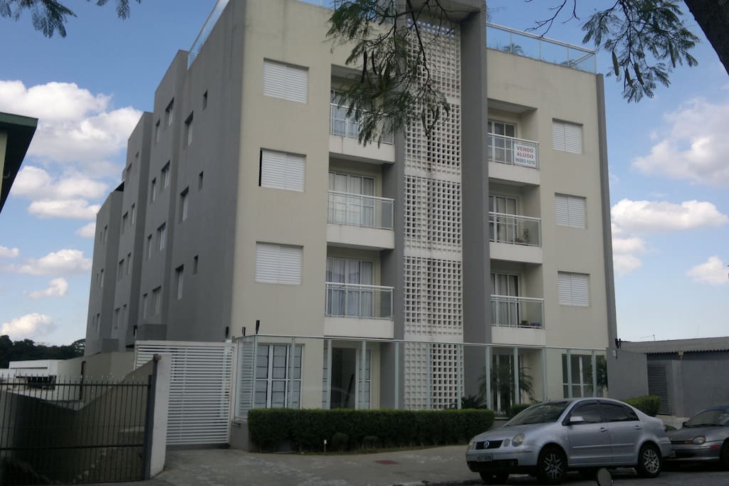 Predinho novo, quatro andares apenas.