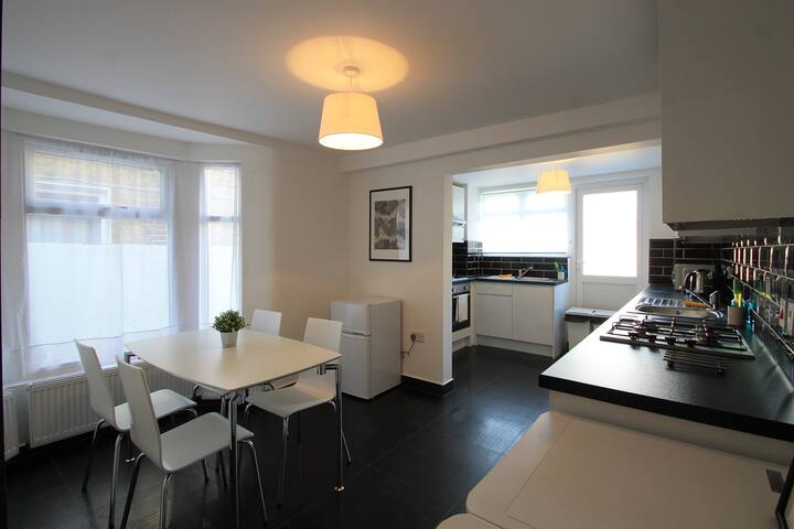 Cosy Double Room in Clean apartment