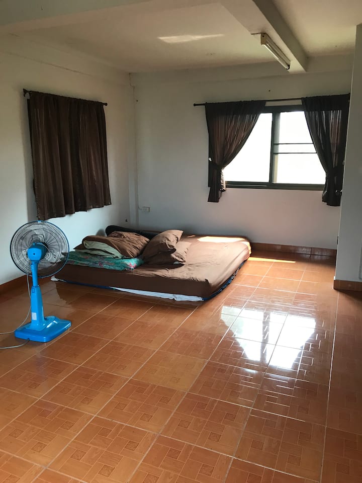 Izba číslo 2. Jednoduchá izba s ventilátorom, ale veľkou izbou. 360-stupňový výhľad ( les)  a balkón na západ slnka.