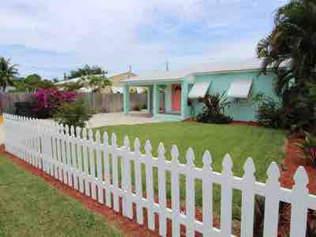 Bright Beachy Home- walk to the beach, bike to Ave