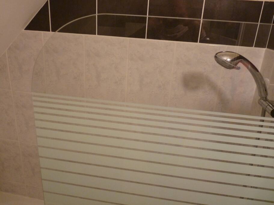 avec baignoire,douche.