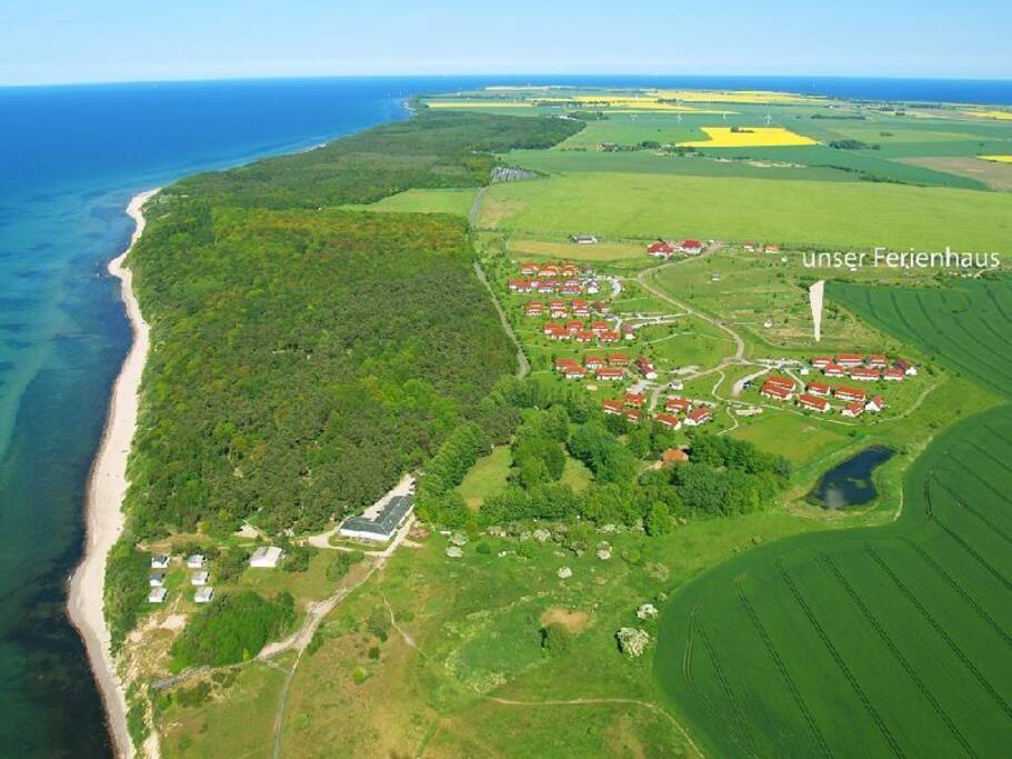 Weisser Pfeil zeigt unser Haus mit 5 Wohnungen.