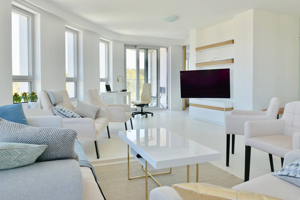 Centralnym punktem apartamentu jest salon wypoczynkowy, z którego można oglądać panoramę zza okna za dnia, bądź ulubiony film wieczorem w prywatności dzięki automatycznie zamykanym roletom.
