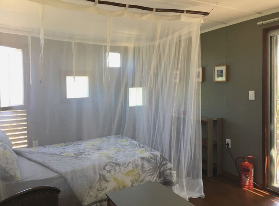 RETREAT 2 WITH LUXURY MOSQUITO NET