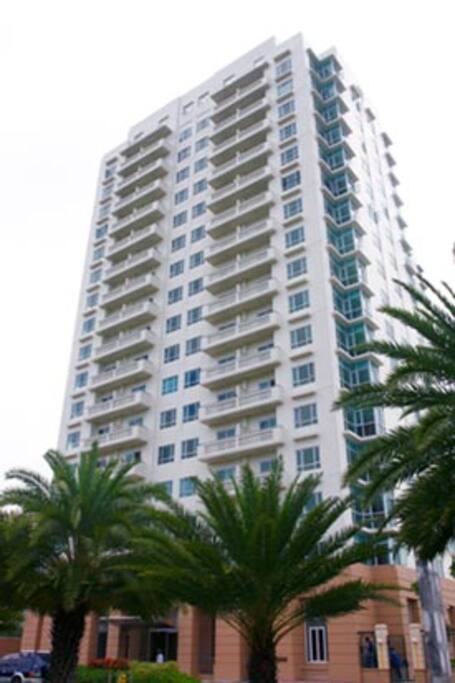 Safe, convenient condominium. 5-minute walk to Festival Supermall.