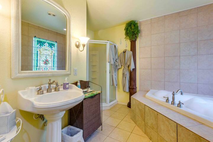 2 BR cottage King & Queen Beds & jacuzzi tub gallery image 5