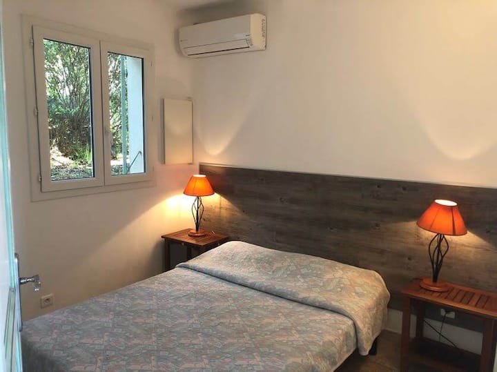 庭の階にあるダブルベッドルーム