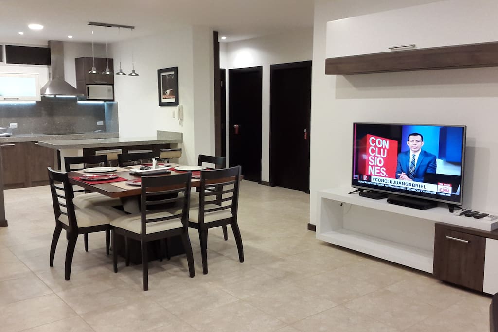 Nuestra sala cuenta con una smart tv de 49 pulgadas, un decodificador de Directv con canales HD (alta definición), un router de Internet wi-fi, aire
acondicionado, muebles de sala y comedor para 6 personas.