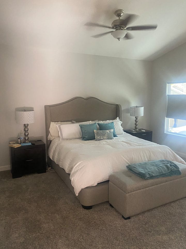 Hlavná spálňa s manželskou posteľou King. 