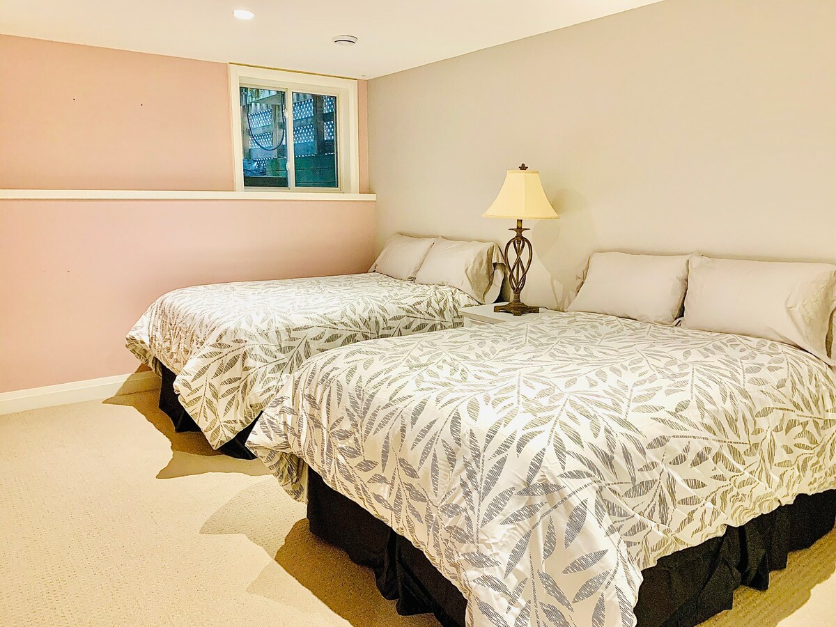 Spálňa na nižšej úrovni s 2 manželskými posteľami