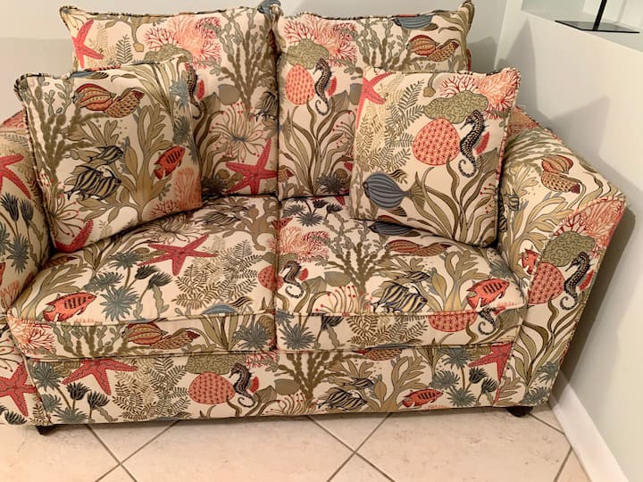 هذا المقعد الساحلي هو سرير ينام على سرير مزدوج ، فقط في حالة احتاج أحدكم إلى مساحة إضافية أو مكان آخر لإراحة رأسك بعد يوم طويل.