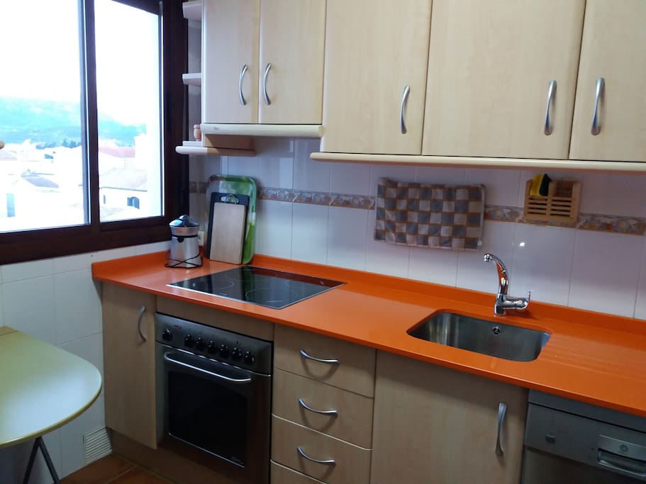 Cocina amueblada y con todo tipo de electrodomésticos. Furnished kitchen with all kinds of home appliances.