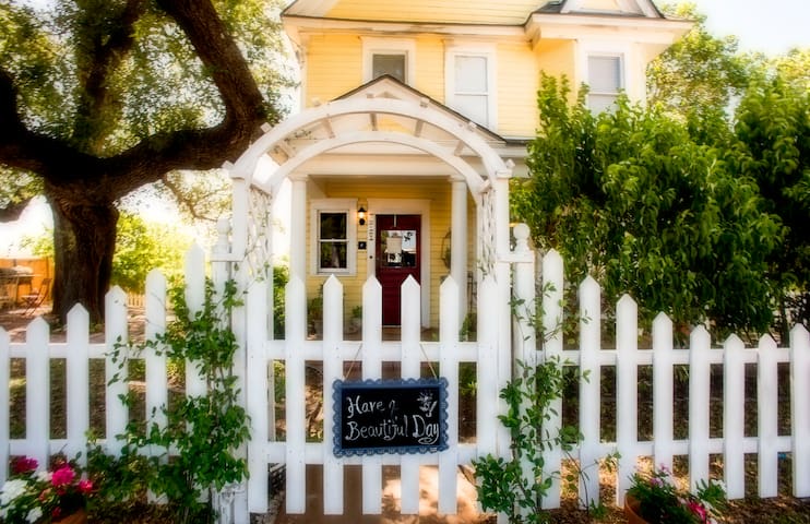 Lovely Private Room in Historic Marble Falls Home