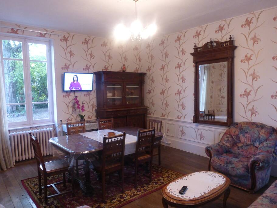 Salle à manger avec vue sur jardin