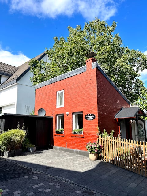 The Little Red Vacation Cottage