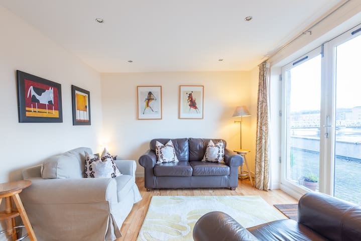 2 double bed riverside flat in centre, Inverness