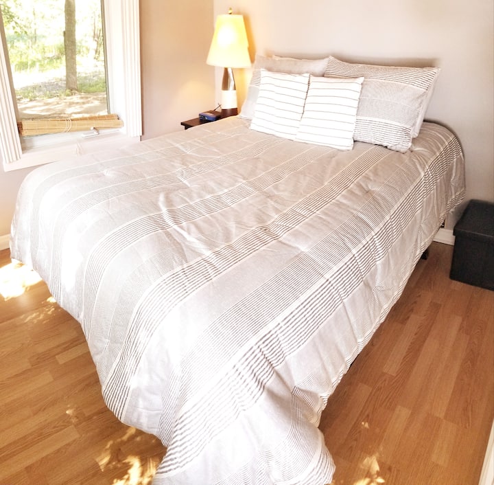 Dhomë buzë ujit.
Dyshek i ri dopio "queen" për kënaqësinë tënde të gjumit. Zgjohu me energji për mëngjesin e ardhshëm. Hije bambuje. 