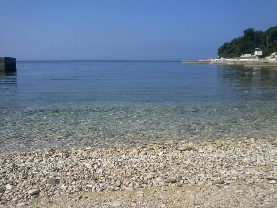 najbliža plaža 500m