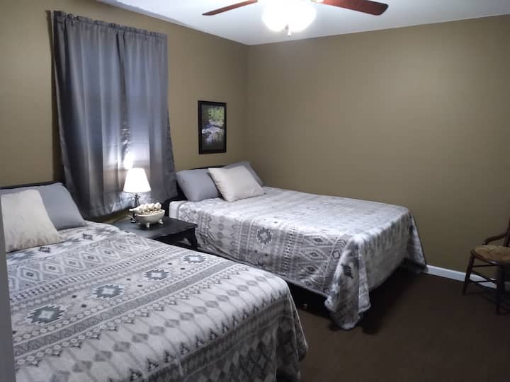 Sovrum #2 har 2 bekväma Queen size-sängar med rena sängkläder och extra filtar. Bifogat badrum med Jack och Jill.
Klädhängare med hängare.