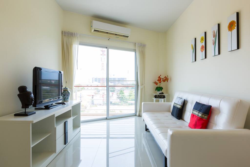 Livingroom with Sofabed and TV