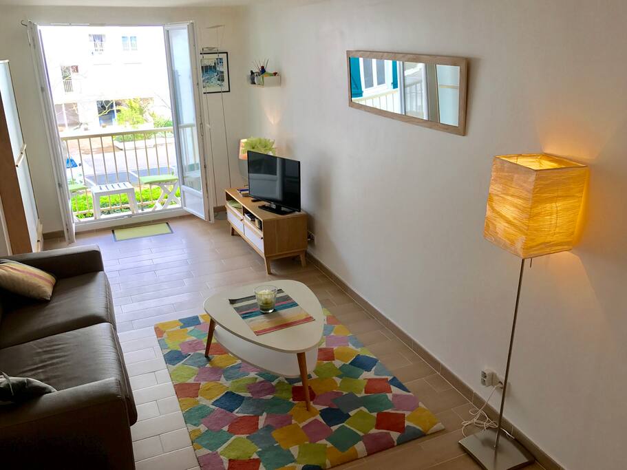 Télévision dans meuble avec tiroirs et rangements