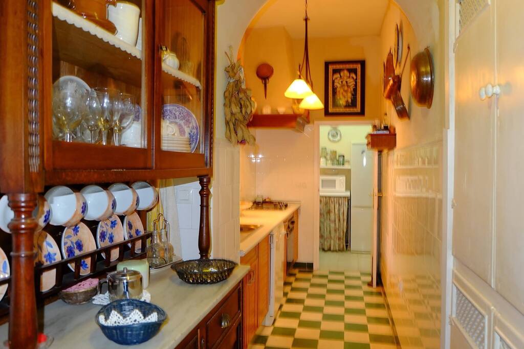 Amplia cocina con suelo porcelánico verde y blanco. Equipada