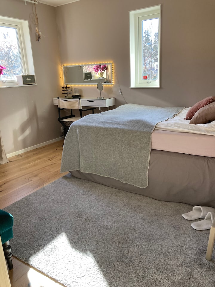 Dhomë gjumi 2 me krevat të rehatshëm 180 cm. 