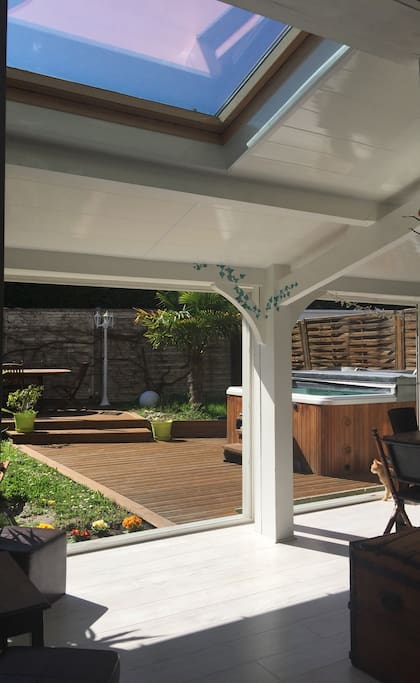 Dès qu'il fait beau, la maison s'ouvre complètement sur un jardin très agréable. Un vrai régal !
