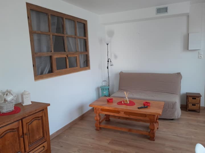 Obývacia izba, pohovka ustiela posteľ pre 2. dvojlôžko.