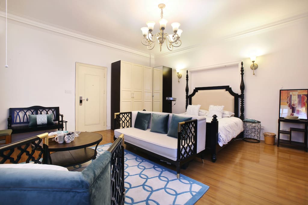 King-size bed 1.8m*2.0m