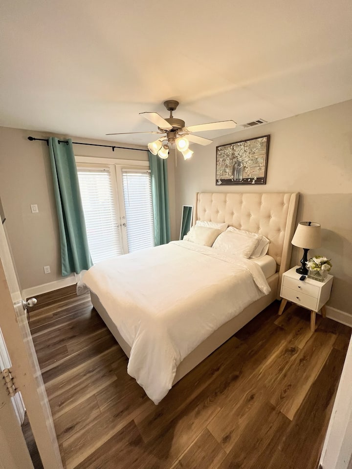 ห้องนอนที่ 2 พร้อมเตียงควีนไซส์ใหม่ที่นอนเมมโมรี่โฟม 12 นิ้วพื้นไม้ใหม่และทีวี