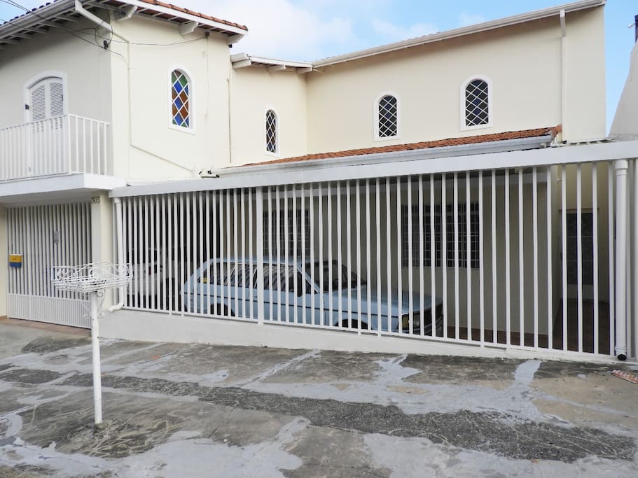 Frente da casa, com o apartamento em cima.