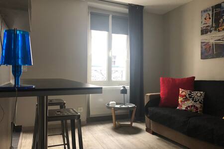 Studio neuf, équipé, agréable, idéalement situé