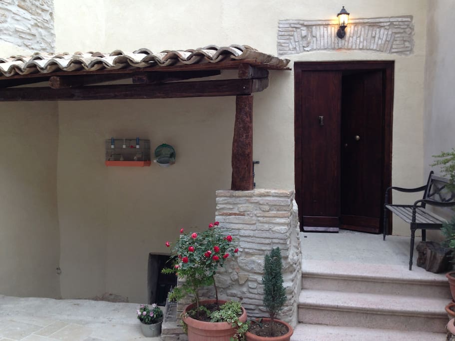 Entrance in the small courtyard.