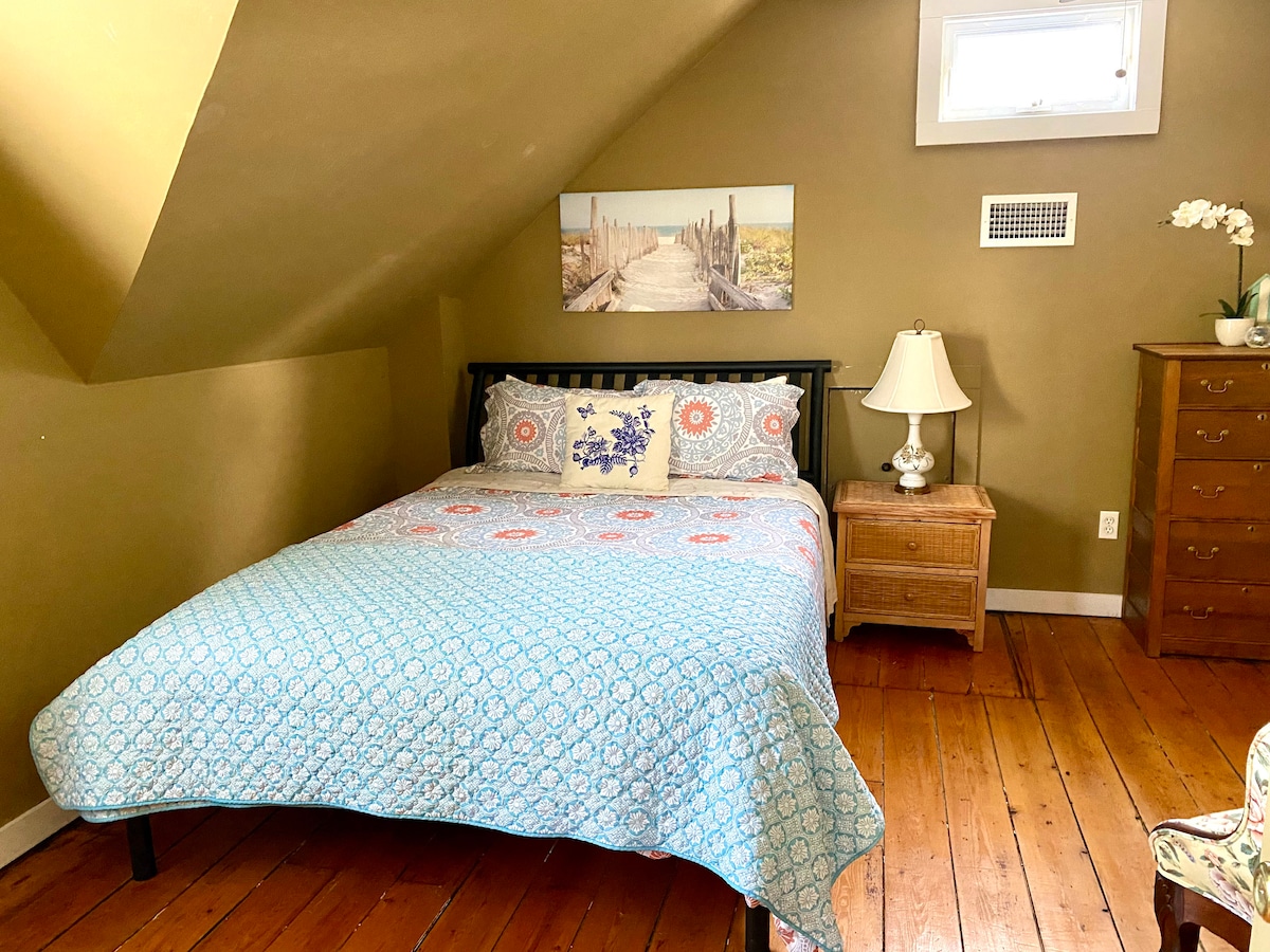 Dormitorio 2 con cama tamaño queen y TV de 32pulgadas con cable en el segundo piso.