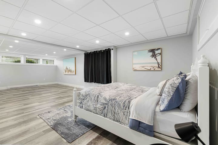 Bedroom 4- Extra large bedroom with a queen size bed. 