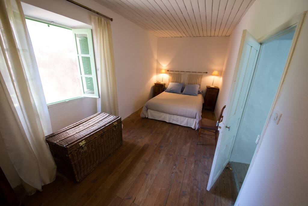 La première chambre donne sur la cour intérieure et est équipée d'une armoire et d'un lit deux places.
