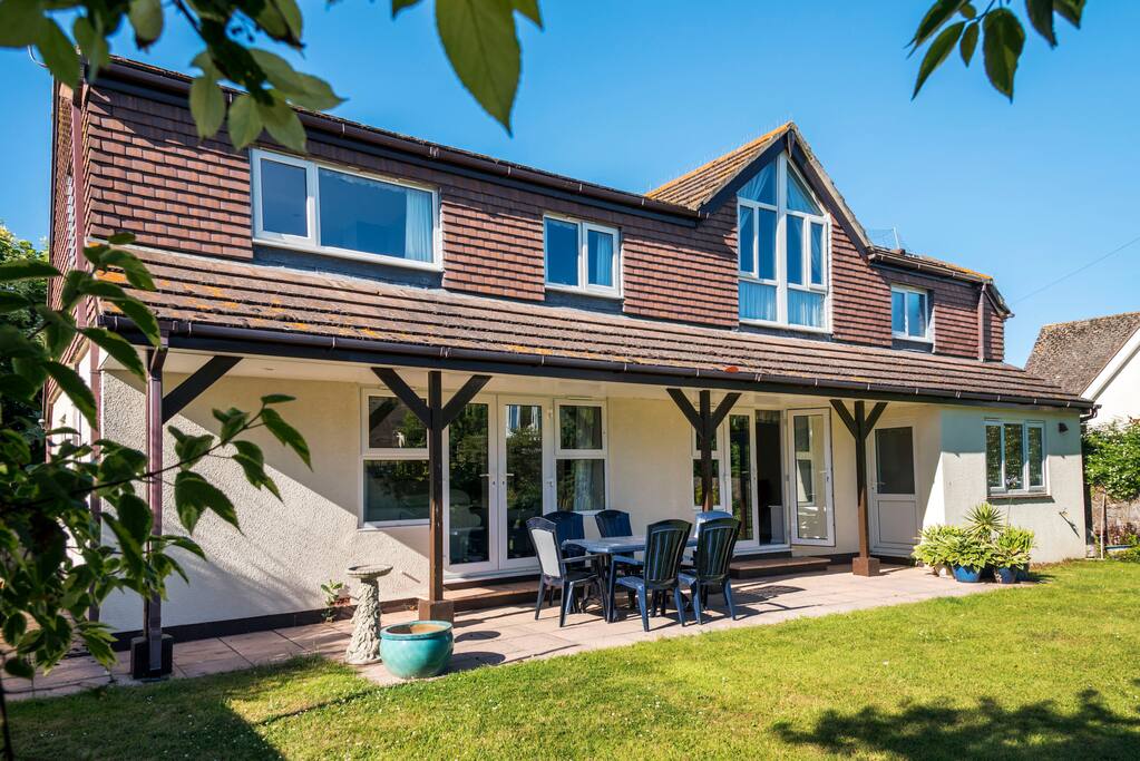 Sunnyside House in the centre of Shaldon within walking distance of the beach, pubs, restaurants & cafés